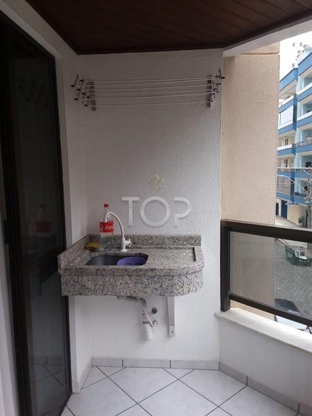 Apartamento quadra mar em Meia Praia: 3ª foto da galeria de imagens do imóvel