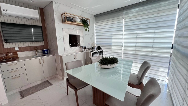 APARTAMENTO AUTOMATIZADO E FINAMENTE MOBILIADO EM MEIA PRAIA: 2ª foto da galeria de imagens do imóvel