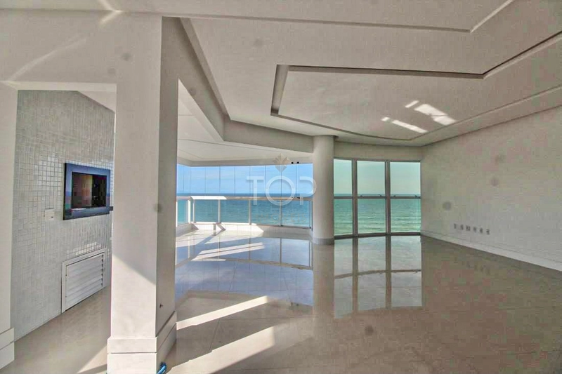 Frente mar com lazer completo na Meia Praia: 1ª foto da galeria de imagens do imóvel