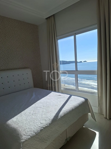 Apartamento na quadra mar em Meia Praia: 2ª foto da galeria de imagens do imóvel