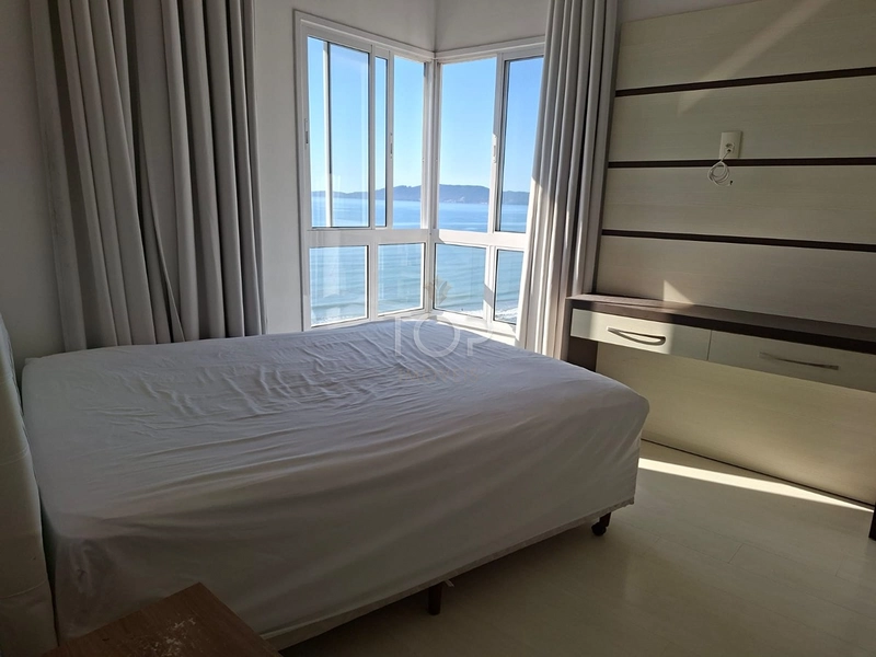 Apartamento na quadra mar em Meia Praia: 3ª foto da galeria de imagens do imóvel