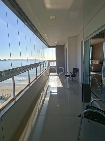 Apartamento na quadra mar em Meia Praia: 1ª foto da galeria de imagens do imóvel