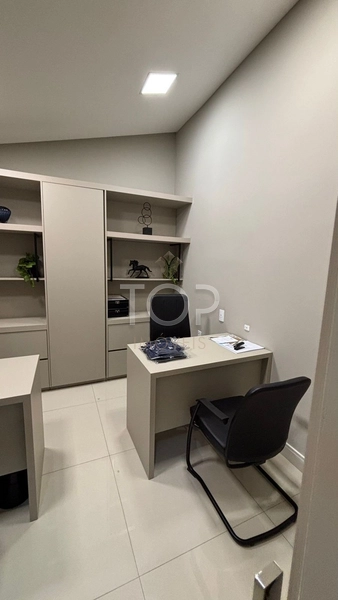 SALA COMERCIAL MOBILIADA EM MEIA PRAIA: 3ª foto da galeria de imagens do imóvel