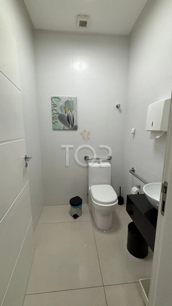 SALA COMERCIAL MOBILIADA EM MEIA PRAIA: 7ª foto da galeria de imagens do imóvel