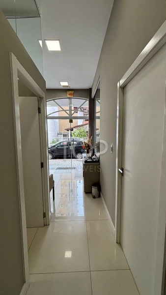 SALA COMERCIAL MOBILIADA EM MEIA PRAIA: 5ª foto da galeria de imagens do imóvel