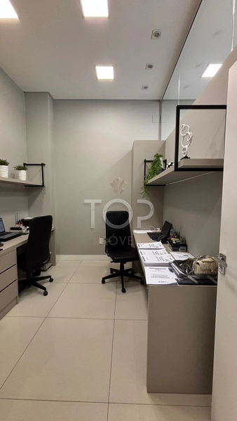 SALA COMERCIAL MOBILIADA EM MEIA PRAIA: 11ª foto da galeria de imagens do imóvel