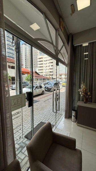SALA COMERCIAL MOBILIADA EM MEIA PRAIA: 13ª foto da galeria de imagens do imóvel