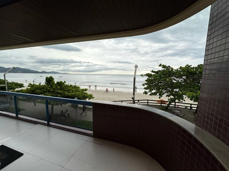 EXCELENTE APARTAMENTO FRENTE MAR - MEIA PRAIA: 3ª foto da galeria de imagens do imóvel