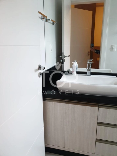 AMPLO APARTAMENTO EM ANDAR ALTO MOBILIADO MEIA PRAIA: 52ª foto da galeria de imagens do imóvel