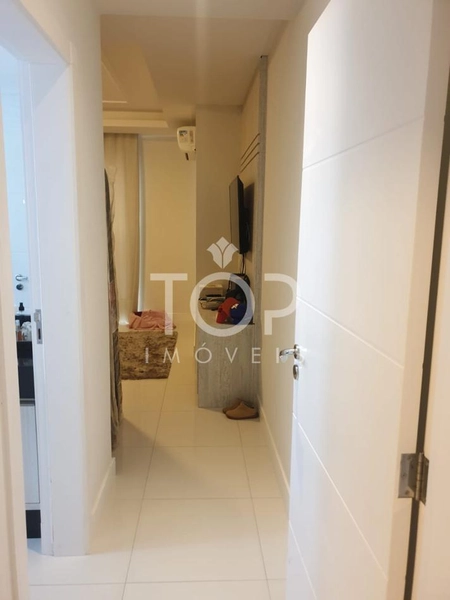 AMPLO APARTAMENTO EM ANDAR ALTO MOBILIADO MEIA PRAIA: 4ª foto da galeria de imagens do imóvel