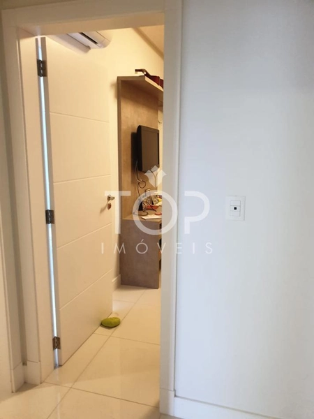 AMPLO APARTAMENTO EM ANDAR ALTO MOBILIADO MEIA PRAIA: 12ª foto da galeria de imagens do imóvel