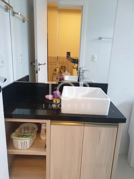 AMPLO APARTAMENTO EM ANDAR ALTO MOBILIADO MEIA PRAIA: 32ª foto da galeria de imagens do imóvel