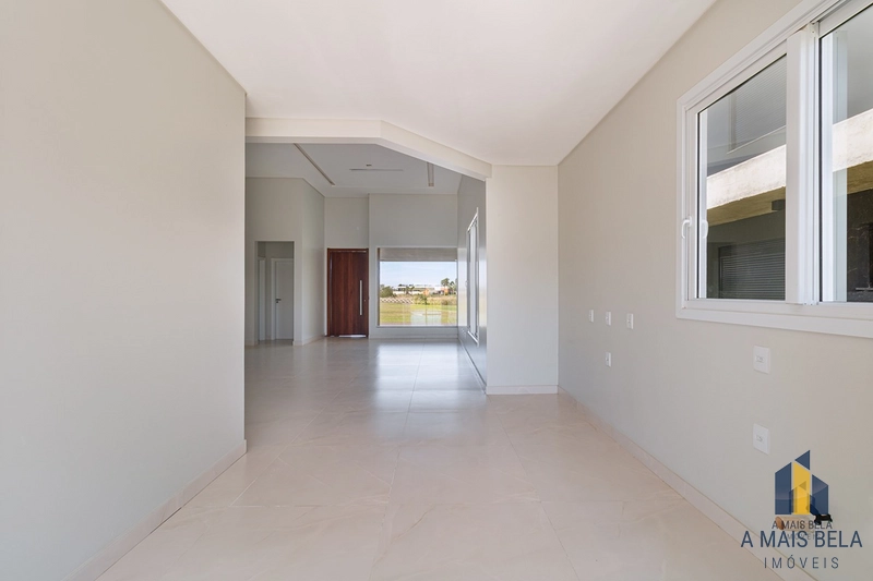 Casa em condomínio na beira do lago : 2ª foto da galeria de imagens do imóvel