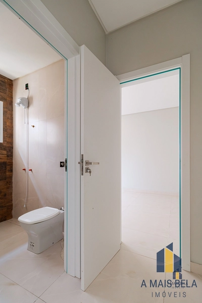 Casa em condomínio na beira do lago : 13ª foto da galeria de imagens do imóvel