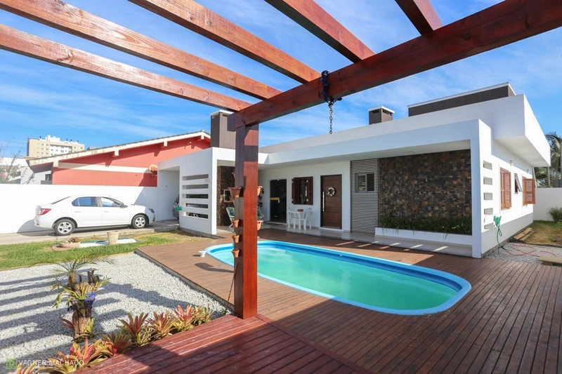 Casa com piscina a venda no Passo de Torres, SC.: 2ª foto da galeria de imagens do imóvel