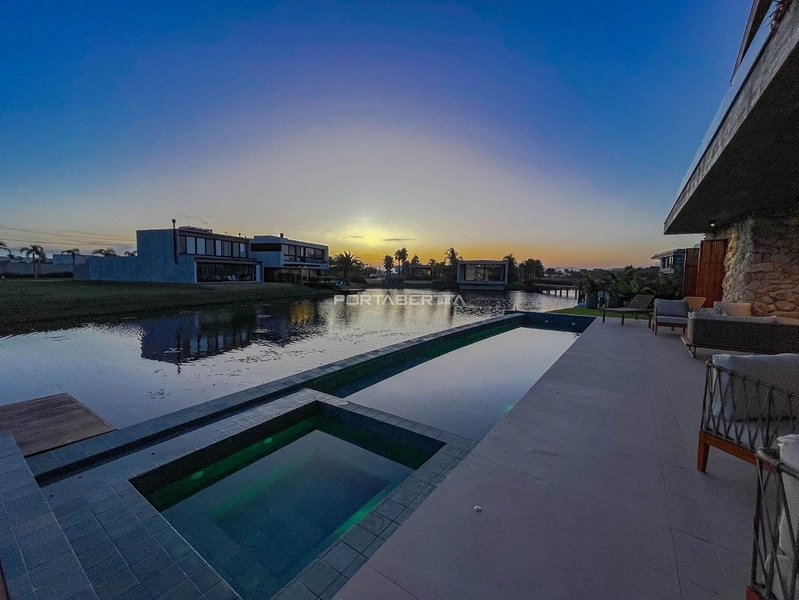 Sobrado em 2 terrenos, beira lago, mobiliado e decorado, condomínio Sense: 22ª foto da galeria de imagens do imóvel