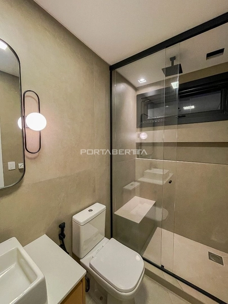 Sobrado em 2 terrenos, beira lago, mobiliado e decorado, condomínio Sense: 2ª foto da galeria de imagens do imóvel