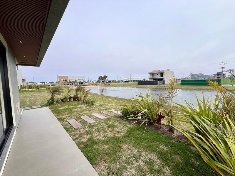 Casa térrea nova, beira lago, condomínio JOY: 8ª foto da galeria de imagens do imóvel