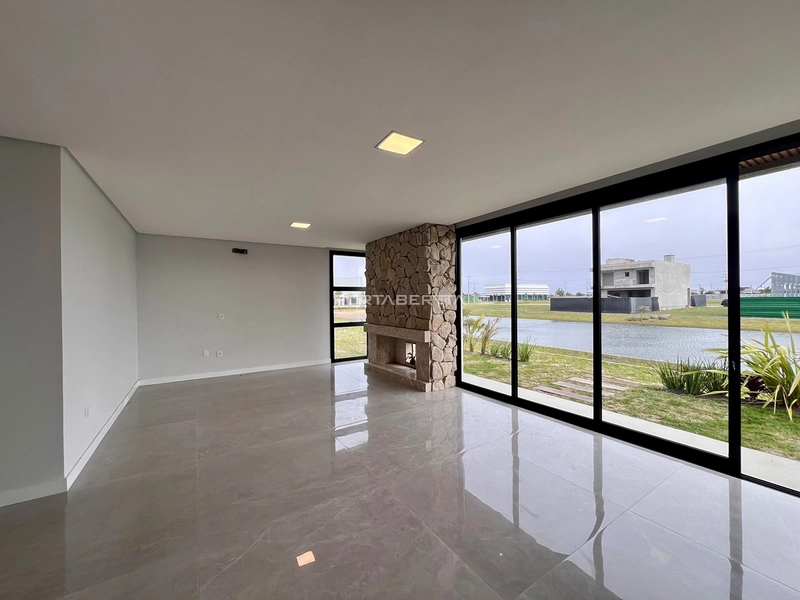 Casa térrea nova, beira lago, condomínio JOY: 5ª foto da galeria de imagens do imóvel