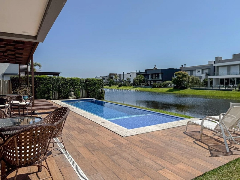 Sobrado beira lago, mobiliado e decorado, condomínio Enseada.: 3ª foto da galeria de imagens do imóvel