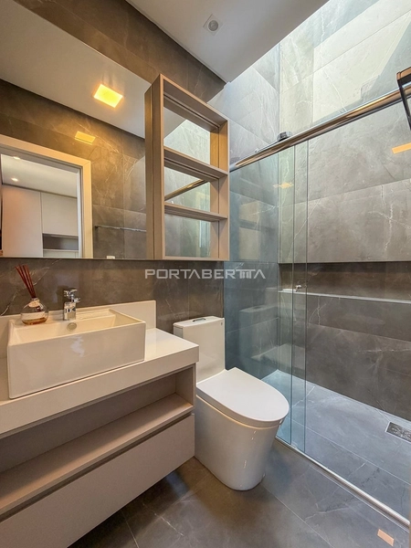Sobrado beira lago, mobiliado e decorado, condomínio Enseada.: 2ª foto da galeria de imagens do imóvel