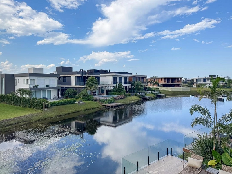 Sobrado de esquina, beira lago, mobiliado e decorado, condomínio Sense: 2ª foto da galeria de imagens do imóvel