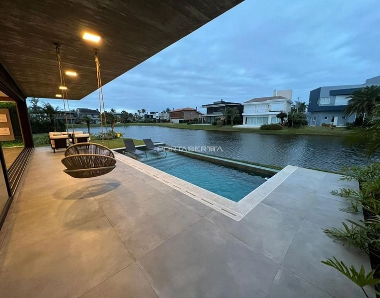 Sobrado beira lago, mobiliado e decorado, condomínio Enseada.: 4ª foto da galeria de imagens do imóvel