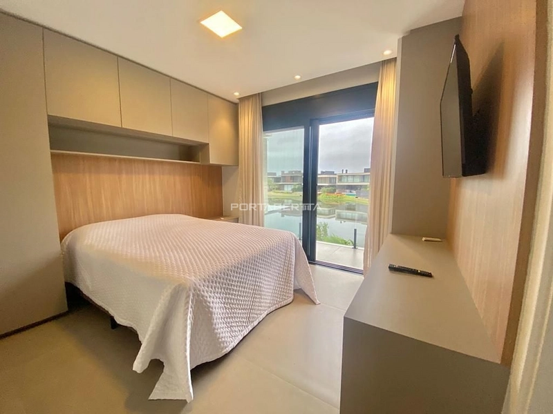 Sobrado beira lago, mobiliado e decorado, condomínio Sense: 2ª foto da galeria de imagens do imóvel