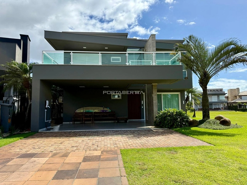 Sobrado Beira Lago, mobiliado e decorado, condomínio Enseada: 1ª foto da galeria de imagens do imóvel