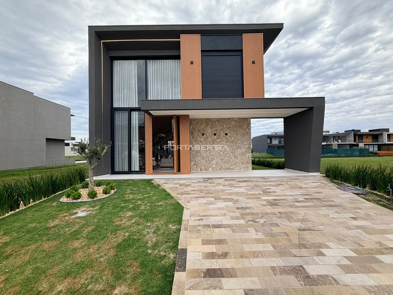 Sobrado beira lago, mobiliado e decorado, condomínio Zen: 2ª foto da galeria de imagens do imóvel
