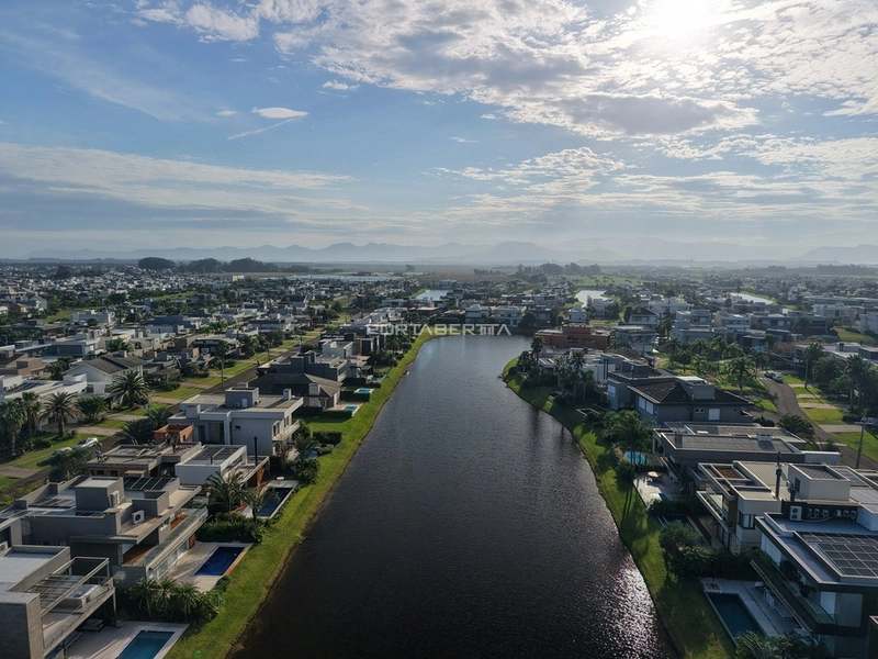 Sobrado beira lago, mobiliado e decorado, condomínio Enseada.: 2ª foto da galeria de imagens do imóvel