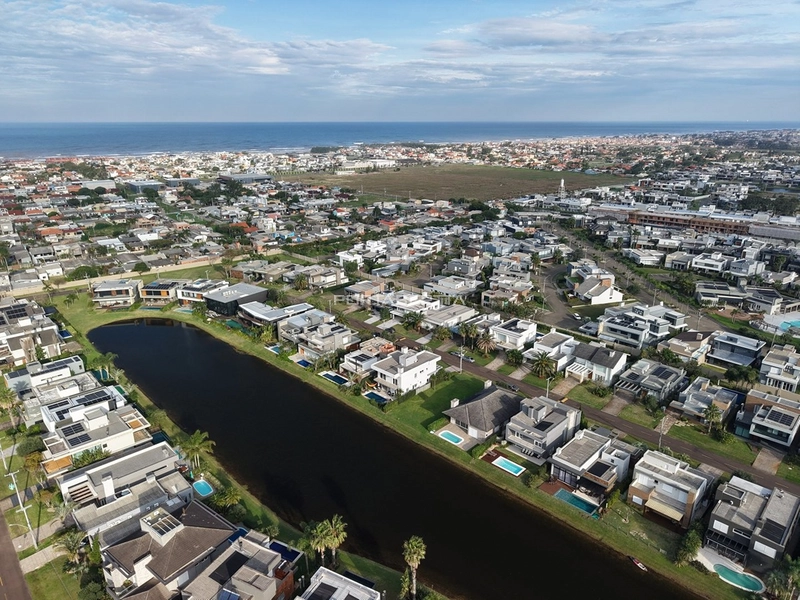 Sobrado beira lago, mobiliado e decorado, condomínio Enseada.: 5ª foto da galeria de imagens do imóvel
