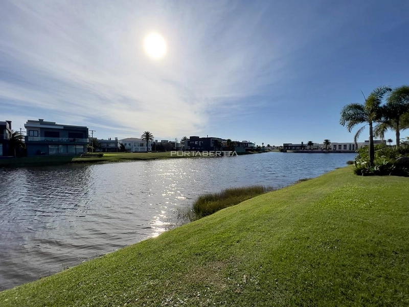 Sobrado beira lago, condomínio Enseada: 13ª foto da galeria de imagens do imóvel