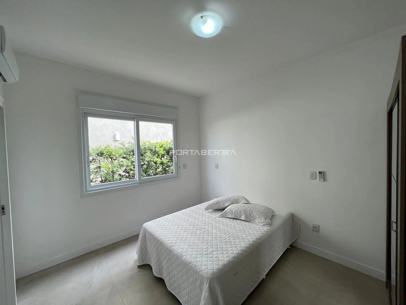 Casa térrea beira lago, mobiliado e decorado, condomínio Enseada.: 4ª foto da galeria de imagens do imóvel
