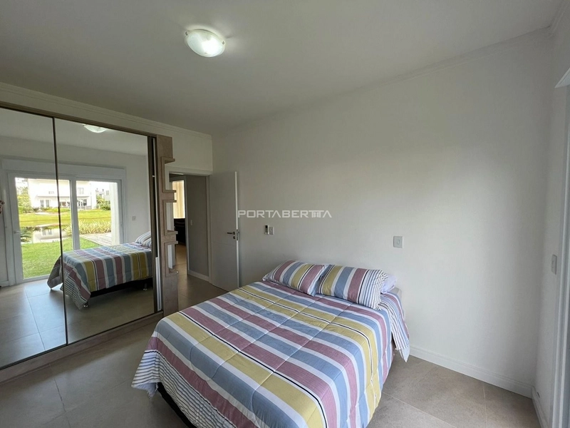 Casa térrea beira lago, mobiliado e decorado, condomínio Enseada.: 9ª foto da galeria de imagens do imóvel