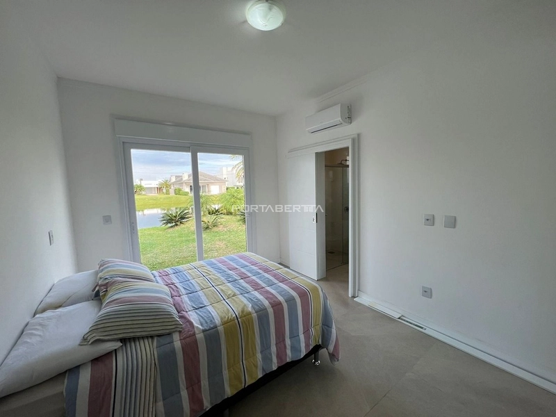 Casa térrea beira lago, mobiliado e decorado, condomínio Enseada.: 8ª foto da galeria de imagens do imóvel