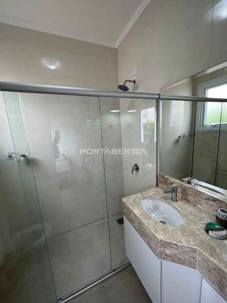 Casa térrea beira lago, mobiliado e decorado, condomínio Enseada.: 3ª foto da galeria de imagens do imóvel