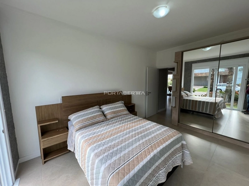 Casa térrea beira lago, mobiliado e decorado, condomínio Enseada.: 2ª foto da galeria de imagens do imóvel