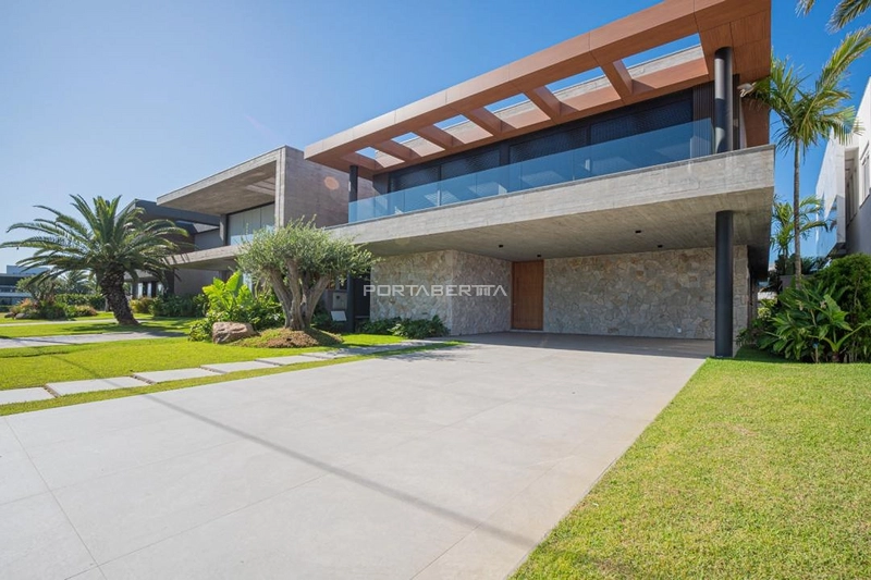 Sobrado beira lago, mobiliado e decorado, condomínio Sense: 1ª foto da galeria de imagens do imóvel