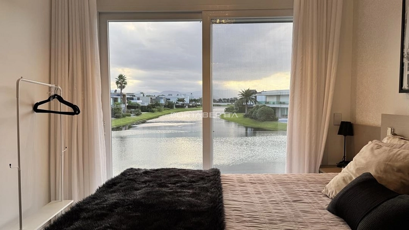 Sobrado beira lago, mobiliado e decorado, condomínio Enseada.: 31ª foto da galeria de imagens do imóvel