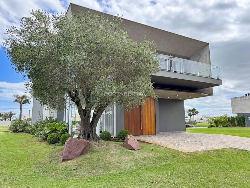 Sobrado beira lago, mobiliado e decorado, condomínio Sense: 2ª foto da galeria de imagens do imóvel