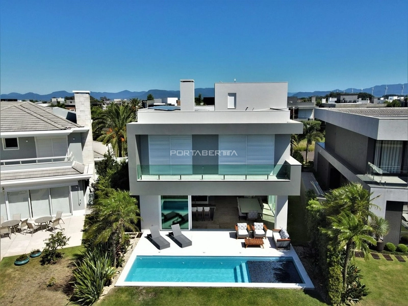 Sobrado beira lago, mobiliado e decorado, condomínio Enseada.: 2ª foto da galeria de imagens do imóvel