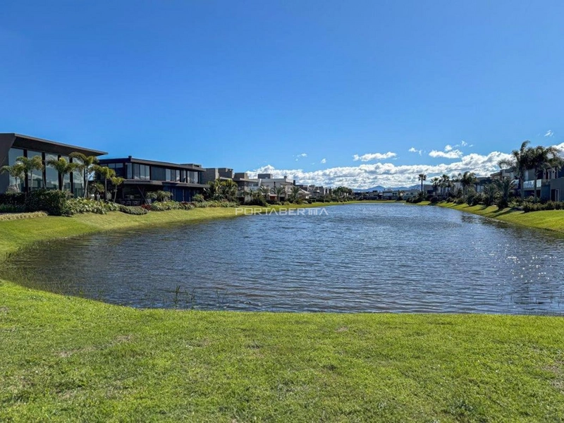 Sobrado beira lago, mobiliado e decorado, condomínio Enseada.: 30ª foto da galeria de imagens do imóvel