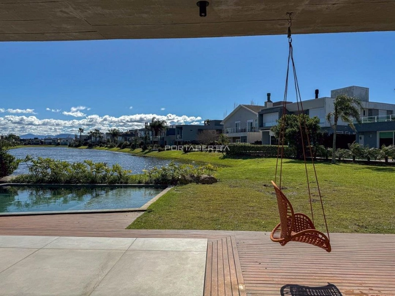 Sobrado beira lago, mobiliado e decorado, condomínio Enseada.: 36ª foto da galeria de imagens do imóvel