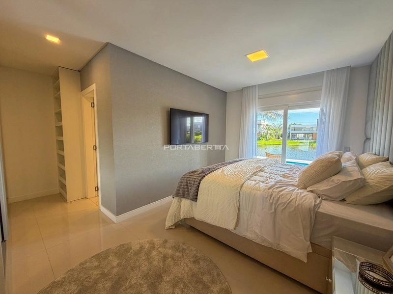 Casa térrea beira lago, mobiliada e decorada, condomínio Enseada.: 6ª foto da galeria de imagens do imóvel