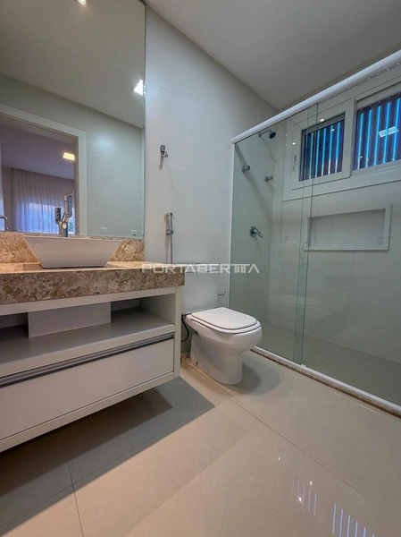Casa térrea beira lago, mobiliada e decorada, condomínio Enseada.: 14ª foto da galeria de imagens do imóvel