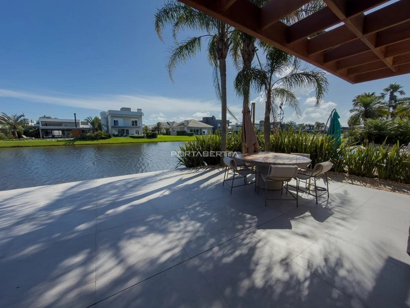 Casa térrea beira lago, mobiliada e decorada, condomínio Enseada.: 24ª foto da galeria de imagens do imóvel
