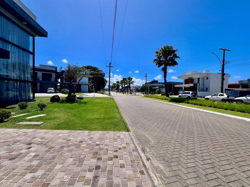 Sobrado com 04 suítes de esquina e frente Norte a venda no condomínio Blue em Xangri-lá RS: 3ª foto da galeria de imagens do imóvel