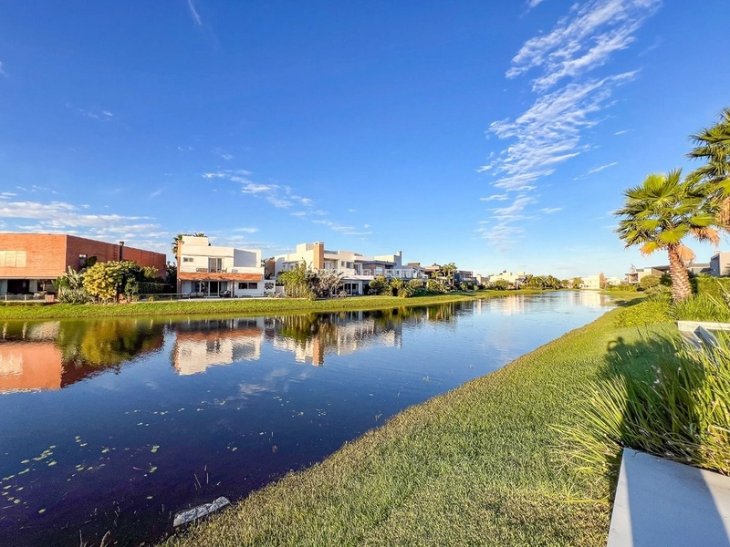 Sobrado beira lago, condomínio Enseada: 21ª foto da galeria de imagens do imóvel