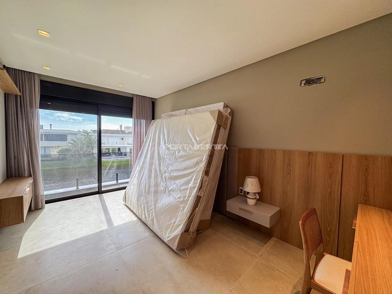 Sobrado beira lago, mobiliado e decorado, condomínio Enseada.: 4ª foto da galeria de imagens do imóvel
